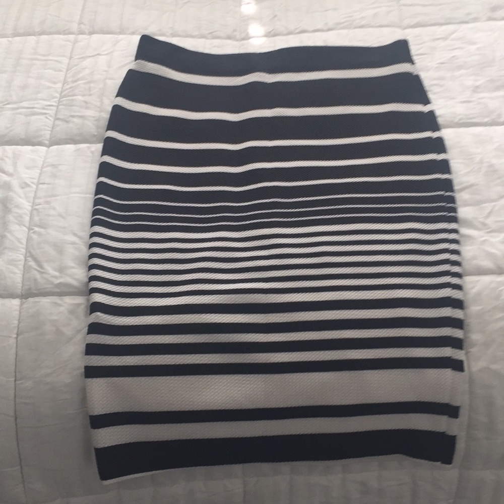 Pencil skirt that will work with anything! 👜🎒🧣